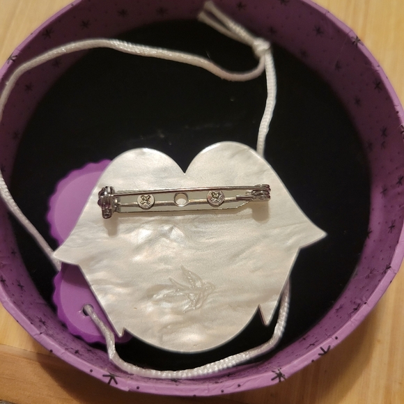 Erstwilder Eternal Kiss Brooch - Picture 2 of 2